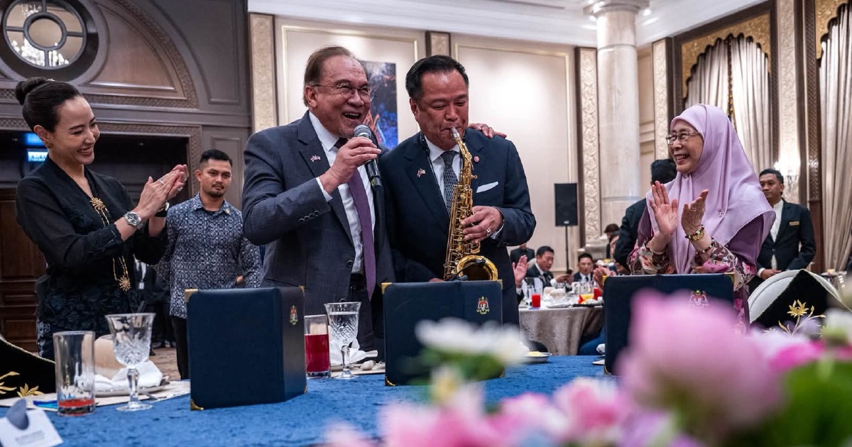 Anwar and Thai PM Anutin Share Musical Moment, Singing 'My Way' Together at Putrajaya Luncheon