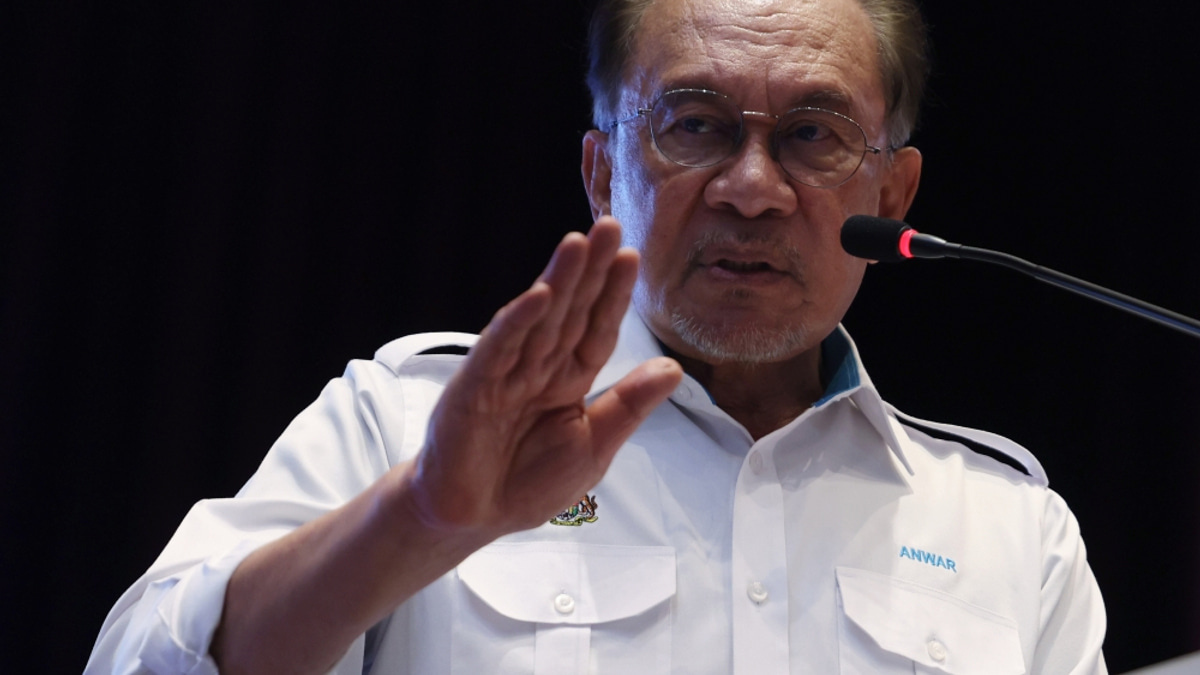 Anwar Orders Trade and Economy Ministries to Support Industries Facing Supply Chain Disruptions