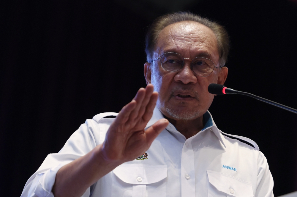 Anwar Orders Trade and Economy Ministries to Support Industries Facing Supply Chain Disruptions