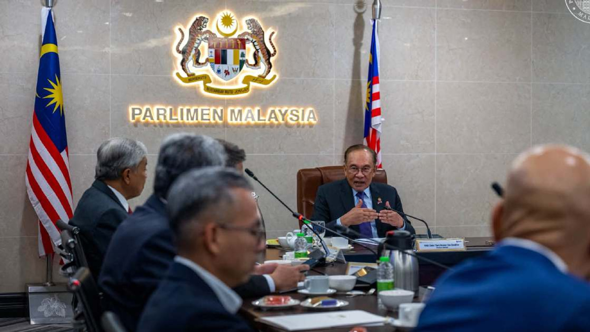 PM Anwar directs ministries to support manufacturers facing global supply chain strain