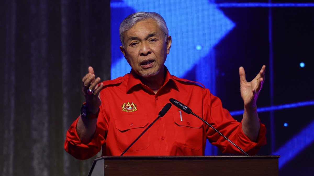 Zahid Says Anwar Has Authority to Remove BN Ministers Over Performance