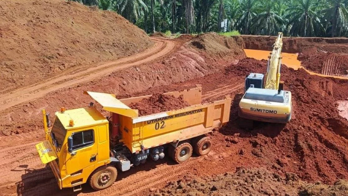 Police Crack Down on Illegal Bauxite Mining in Kuantan, Arrest Nine and Seize RM3.75 Million in Equipment