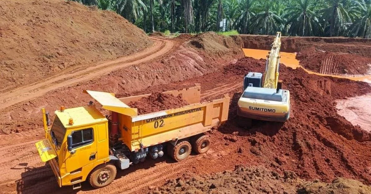 Police Crack Down on Illegal Bauxite Mining in Kuantan, Arrest Nine and Seize RM3.75 Million in Equipment