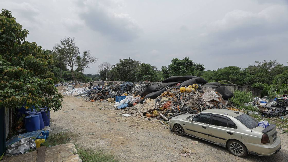 Johor Launches Task Force to Investigate Alleged Singapore Construction Waste Dumping in Pontian