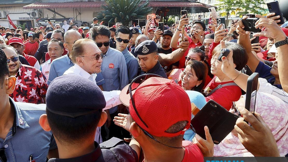 PM Anwar Meets Elderly Couple Who Rode Trishaw Across Johor to See Him
